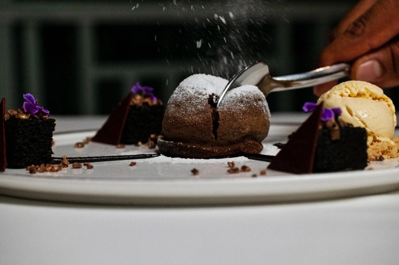 Amatara Wellness Resort - SHA Plus Panwa Beach Exterior foto A chocolate dessert